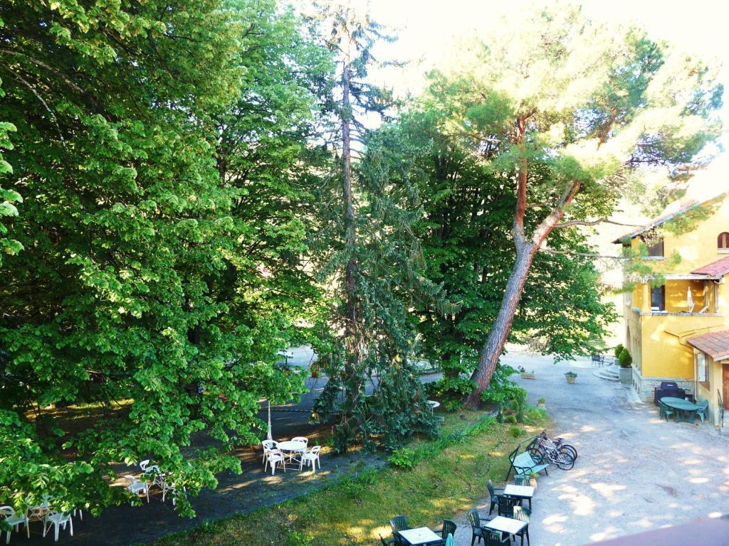 Hotel Le Mas Fleuri Верне-ле-Бен Номер фото